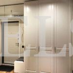 Шкаф в прихожую в стиле неоклассика цвета Белый / Белый (7 дверей) Фото 2