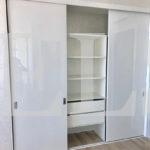 Шкаф в спальню в стиле хай-тек цвета Белый / Белый глянец (3 двери) Фото 3