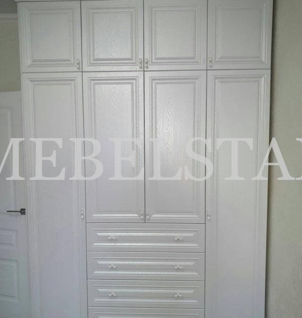 Шкаф в спальню в классическом стиле цвета Белый / Массив браш серебро (4 двери)