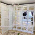Встраиваемый угловой шкаф в классическом стиле цвета Белый Премиум гладкий / Белый софт, Зеркало (7 дверей) Фото 1