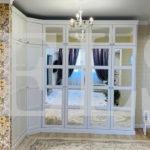 Встраиваемый угловой шкаф в классическом стиле цвета Белый Премиум гладкий / Белый софт, Зеркало (7 дверей) Фото 2