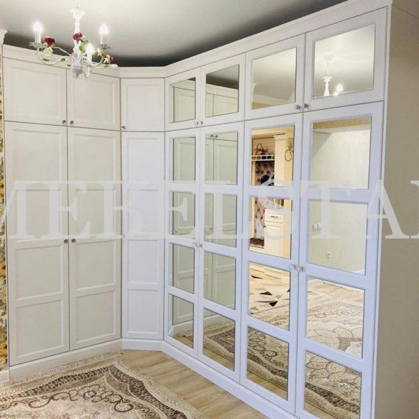 Встраиваемый угловой шкаф в классическом стиле цвета Белый Премиум гладкий / Белый софт, Зеркало (7 дверей)