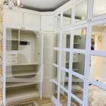 Встраиваемый угловой шкаф в классическом стиле цвета Белый Премиум гладкий / Белый софт, Зеркало (7 дверей) Фото 5