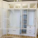 Встраиваемый угловой шкаф в классическом стиле цвета Белый Премиум гладкий / Белый софт, Зеркало (7 дверей) Фото 4