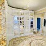 Встраиваемый угловой шкаф в классическом стиле цвета Белый Премиум гладкий / Белый софт, Зеркало (7 дверей) Фото 3