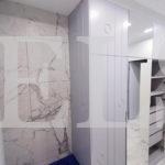 Встраиваемый шкаф в стиле хай-тек цвета Светло-серый / Светло-серый (3 двери) Фото 4