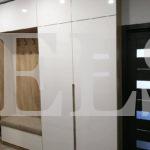 Шкаф в прихожую в стиле модерн цвета Дуб баррик светлый / Белый глянец (4 двери) Фото 2