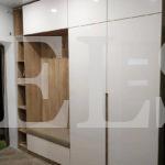 Шкаф в прихожую в стиле модерн цвета Дуб баррик светлый / Белый глянец (4 двери) Фото 4