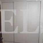 Шкаф в спальню в стиле неоклассика цвета Белый / Белый (3 двери) Фото 1