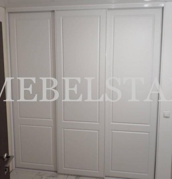 Шкаф в спальню в стиле неоклассика цвета Белый / Белый (3 двери)