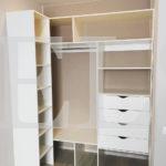Гардеробный шкаф в стиле минимализм цвета Белый / Белый (2 двери) Фото 2