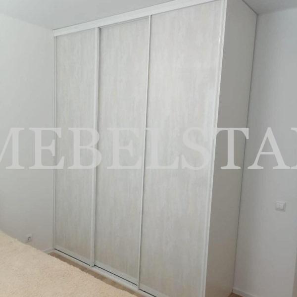 Встраиваемый шкаф в стиле модерн цвета Белый / Мрамор бежевый (3 двери)