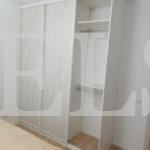 Встраиваемый шкаф в стиле модерн цвета Белый / Мрамор бежевый (3 двери) Фото 2