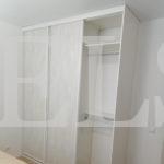 Встраиваемый шкаф в стиле модерн цвета Белый / Мрамор бежевый (3 двери) Фото 5
