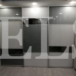Шкаф-купе в стиле хай-тек цвета Белый / Белый, Графит, Средне-серый (3 двери) Фото 1