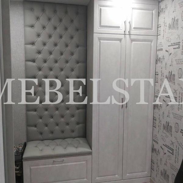 Распашной шкаф в классическом стиле цвета Серый / Белый (3 двери)