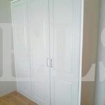 Распашной шкаф в стиле модерн цвета Белый / Аконит (3 двери) Фото 1