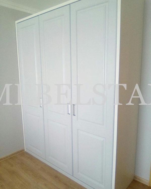Распашной шкаф в стиле модерн цвета Белый / Аконит (3 двери)