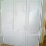 Распашной шкаф в стиле модерн цвета Белый / Аконит (3 двери) Фото 2