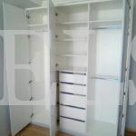 Распашной шкаф в стиле модерн цвета Белый / Аконит (3 двери) Фото 3