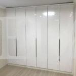 Распашной шкаф в стиле минимализм цвета Белый / Белый глянец (6 дверей) Фото 1