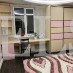 Шкаф вокруг окна цвета Ваниль / Ваниль, Светло-розовый (2 двери) Фото 1