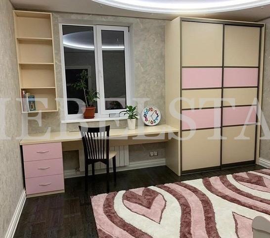 Шкаф вокруг окна цвета Ваниль / Ваниль, Светло-розовый (2 двери)