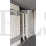 Шкаф до потолка цвета Белый Премиум гладкий / Белый софт, Грей софт (3 двери) Фото 2