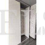 Шкаф до потолка цвета Белый Премиум гладкий / Белый софт, Грей софт (3 двери) Фото 3