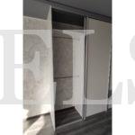 Шкаф до потолка цвета Белый Премиум гладкий / Белый софт, Грей софт (3 двери) Фото 4