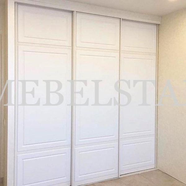 Шкаф в нишу в классическом стиле цвета Белый / Белый (3 двери)