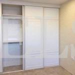 Шкаф в нишу в классическом стиле цвета Белый / Белый (3 двери) Фото 2