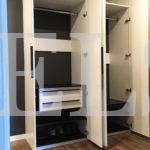 Шкаф в прихожую в стиле неоклассика цвета Белый, Черный / Белый (4 двери) Фото 4