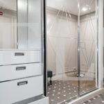 Шкаф в прихожую в стиле неоклассика цвета Белый / Серебро (3 двери) Фото 3