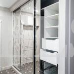 Шкаф в прихожую в стиле неоклассика цвета Белый / Серебро (3 двери) Фото 4