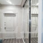 Шкаф в прихожую в стиле неоклассика цвета Белый / Серебро (3 двери) Фото 6