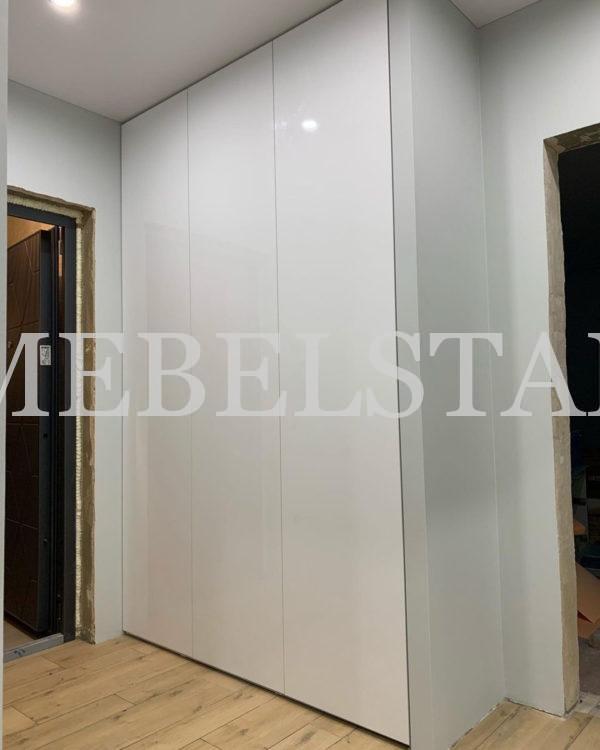 Шкаф в нишу в стиле минимализм цвета Белый / Белый глянец (3 двери)