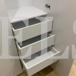 Шкаф в нишу в стиле минимализм цвета Белый / Белый глянец (3 двери) Фото 2