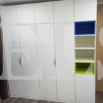 Шкаф в детскую цвета Белый базовый, Лайм, Синий / Белый софт (4 двери) Фото 4