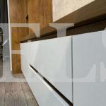 Шкаф в гостиную в стиле кантри цвета Дуб хантон темный / Лофт белый (5 дверей) Фото 3