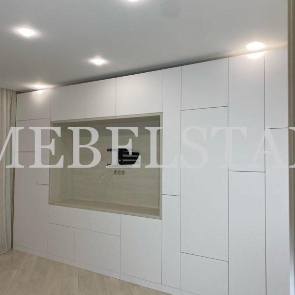 Шкаф в гостиную в стиле хай-тек цвета Белый, Дуб паллада / Белый софт (8 дверей)