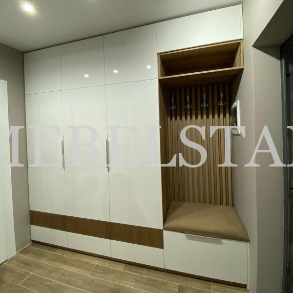 Шкаф в прихожую в стиле модерн цвета Пикар / Белый глянец (4 двери)