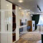Шкаф в гостиную в стиле хай-тек цвета Дуб шерман коньяк коричневый / Антик хром, Белый глянец (11 дверей) Фото 1