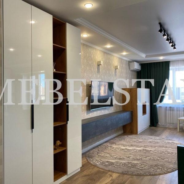 Шкаф в гостиную в стиле хай-тек цвета Дуб шерман коньяк коричневый / Антик хром, Белый глянец (11 дверей)