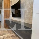 Шкаф в гостиную в стиле хай-тек цвета Дуб шерман коньяк коричневый / Антик хром, Белый глянец (11 дверей) Фото 4