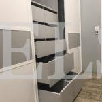 Шкаф в нишу в стиле неоклассика цвета Серый / Белый, Серый (4 двери) Фото 3