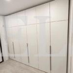 Шкаф с крашеными фасадами в стиле минимализм цвета Белый базовый / Белый (6 дверей) Фото 1