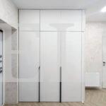 Шкаф с крашеными фасадами в стиле минимализм цвета Белый / Белый (3 двери) Фото 1