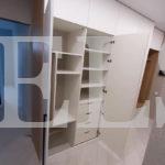 Шкаф с крашеными фасадами в стиле минимализм цвета Ольха / Белый (6 дверей) Фото 6