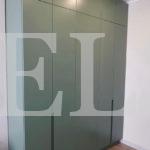 Шкаф с крашеными фасадами в стиле модерн цвета Серый / Опаловый зеленый (5 дверей) Фото 1